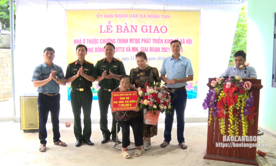 Bàn giao nhà ở cho hộ nghèo tại xã Đồng Tân, huyện Hữu Lũng