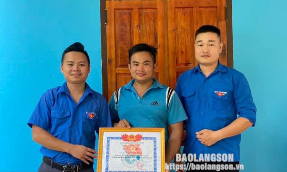 Khen thưởng thanh niên dũng cảm cứu người đuối nước