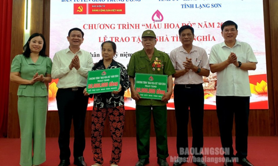 Chương trình Màu hoa đỏ năm 2024: Trao tặng kinh phí hỗ trợ xây nhà tình nghĩa cho 2 gia đình chính sách