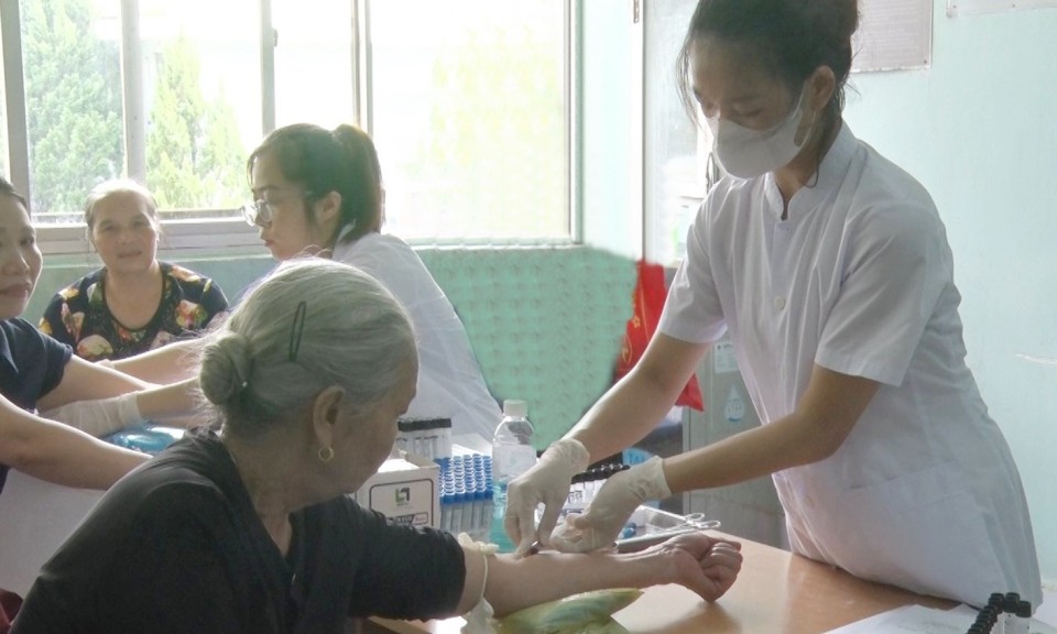 Đình Lập: Trên 400 lượt người cao tuổi được khám sức khỏe miễn phí
