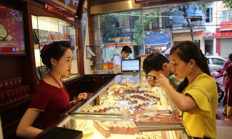Vàng thế giới tăng mạnh, tỷ giá tại các ngân hàng thương mại giảm nhẹ
