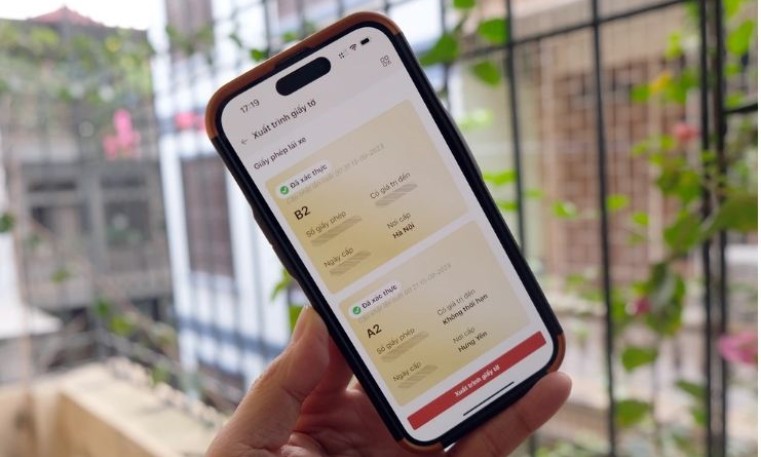 Bị tước/tạm giữ giấy phép lái xe trên VNeID có được dùng bản cứng để tham gia giao thông?
