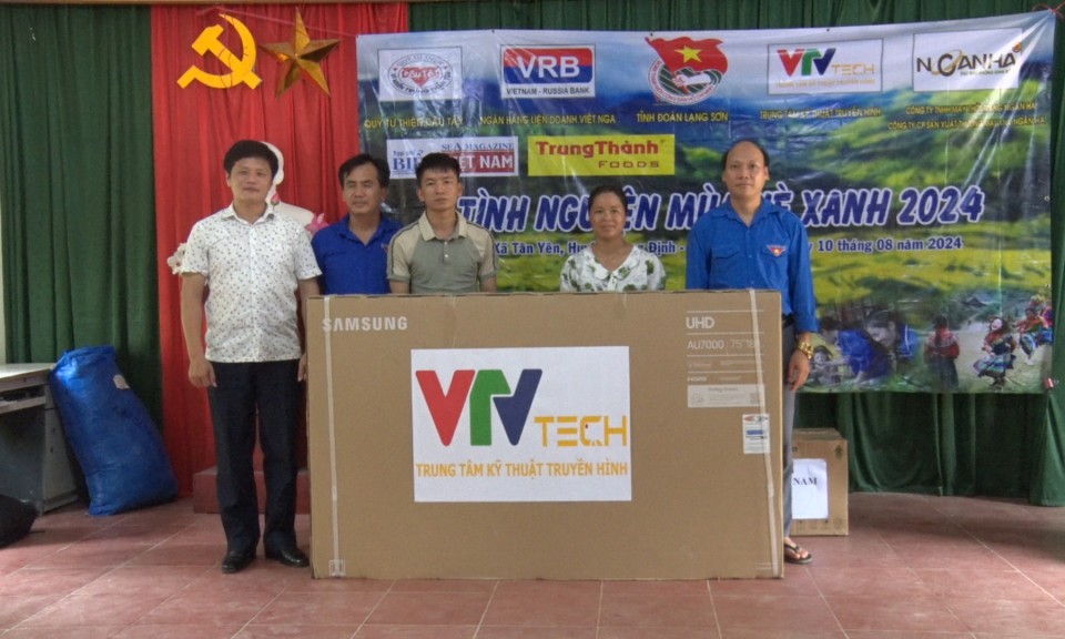 Thanh niên Trung tâm Kỹ thuật truyền hình tổ chức chương trình “Tình nguyện mùa hè xanh” tại Tràng Định