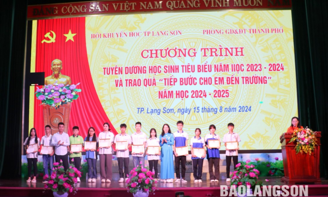 Thành phố Lạng Sơn: Tuyên dương học sinh tiêu biểu và trao quà “Tiếp bước cho em đến trường” năm học