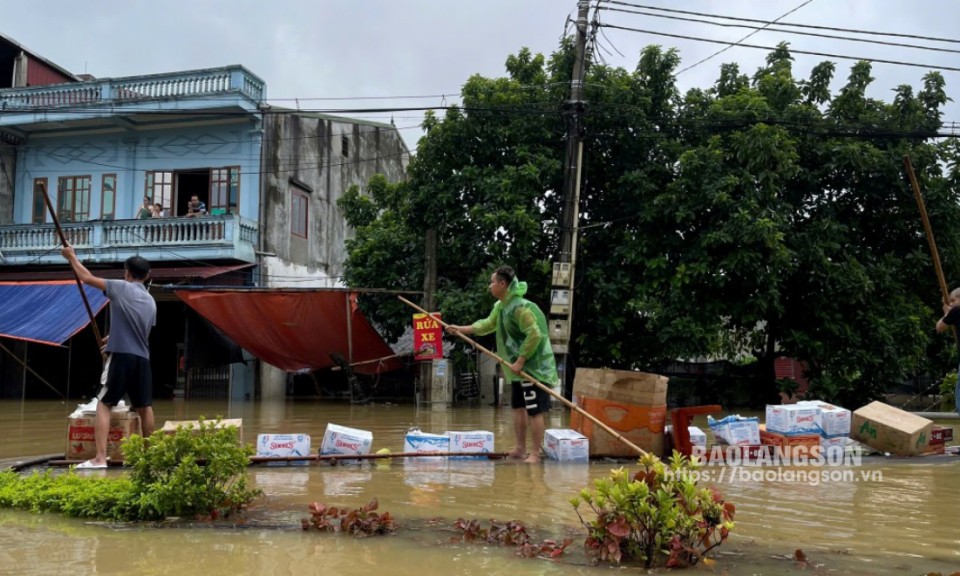 Tràng Định: Hỗ trợ thực phẩm, nước uống cho nhân dân trong vùng ngập lụt