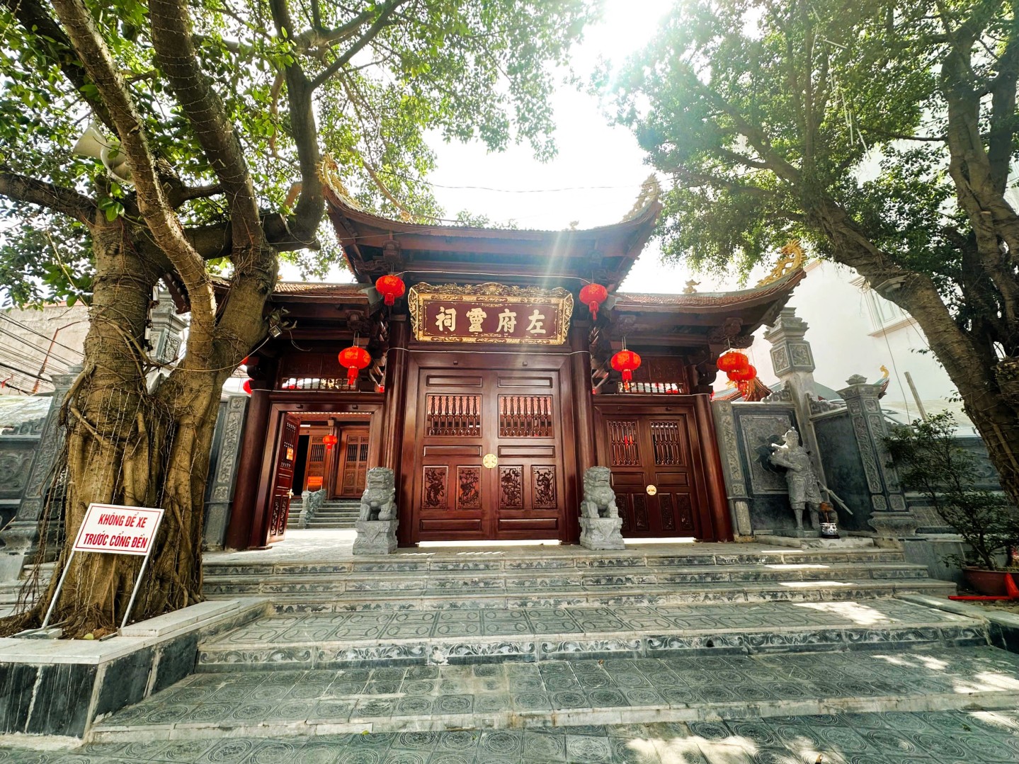 Đền Tả phủ hiện tọa lạc tại trung tâm phố chợ Kỳ Lừa, phường Hoàng Văn Thụ, thành phố Lạng Sơn. Theo văn bia lưu giữ tại đền, ngôi đền này được Nhân dân 7 phường chợ ở Đoàn Thành Lạng Sơn cùng với 13 phường buôn Trung Quốc cùng nhau xây dựng vào năm 1683. Đền thờ Tả Đô đốc Hán Quận công Thân Công Tài. Ngôi đền đã được xếp hạng di tích cấp quốc gia năm 1993.Lễ hội đền Tả Phủ được tổ chức từ ngày 22 đến 27 tháng Giêng hằng năm. Lễ hội đã được ghi vào danh mục di sản văn hóa phi vật thể cấp Quốc gia năm 2015