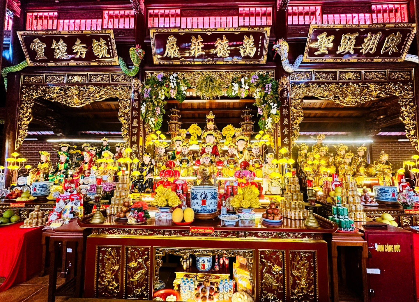 Gian Tiền bái hiện phối thờ các vị thánh thuộc tín ngưỡng thờ Mẫu và thờ Đức Thánh Trần (Trần Hưng Đạo). 