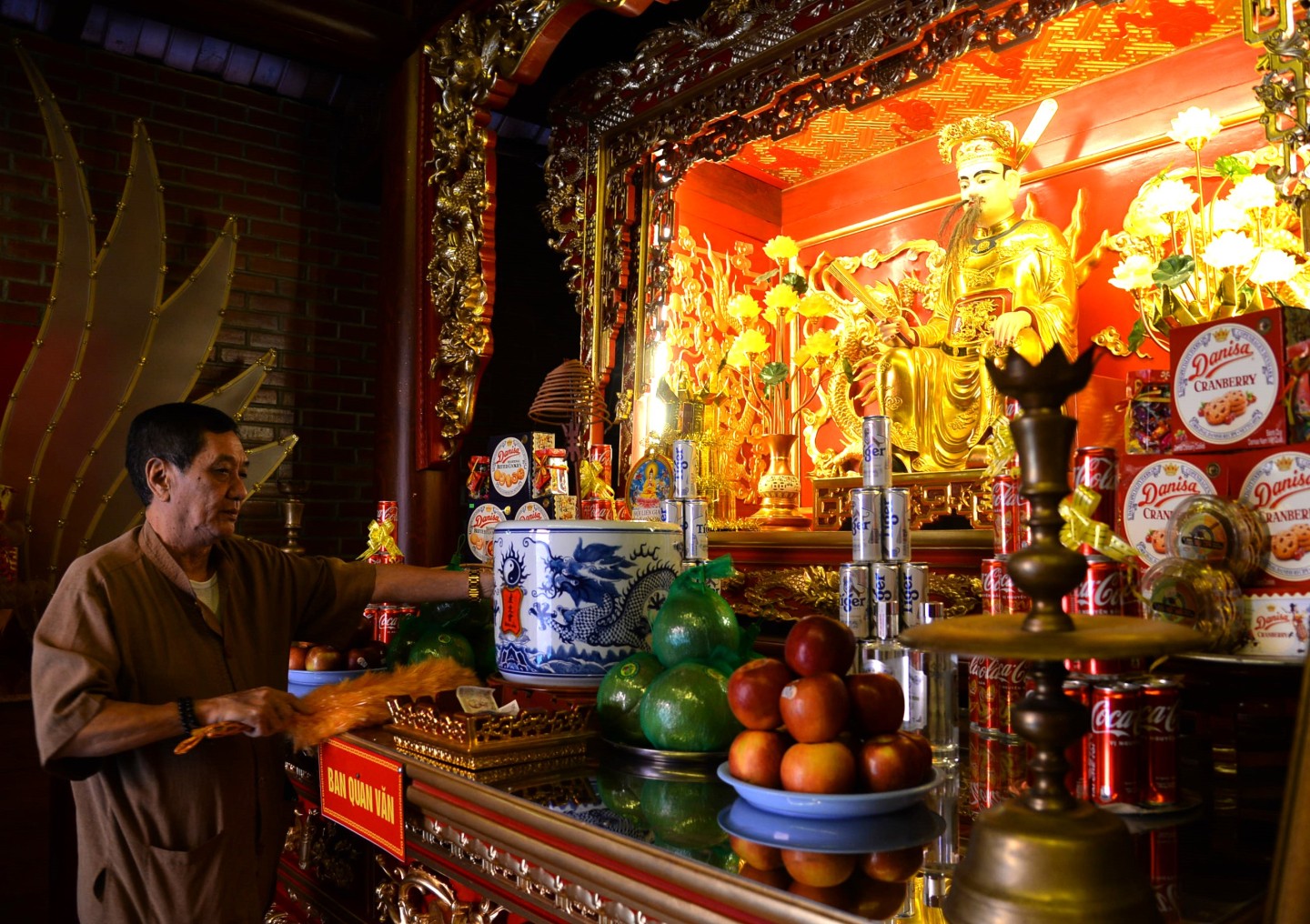 Hiện nay, tại di tích đền Tả Phủ vẫn duy trì Bộ phận Thường trực trông coi trực tiếp. Hằng ngày, để đảm bảo di tích được sạch sẽ, tôn nghiêm, Bộ phận Thường trực di tích gồm 5 người cùng nhau lên đền bao sái ban thờ, quét dọn xung quanh khu vực đền.
