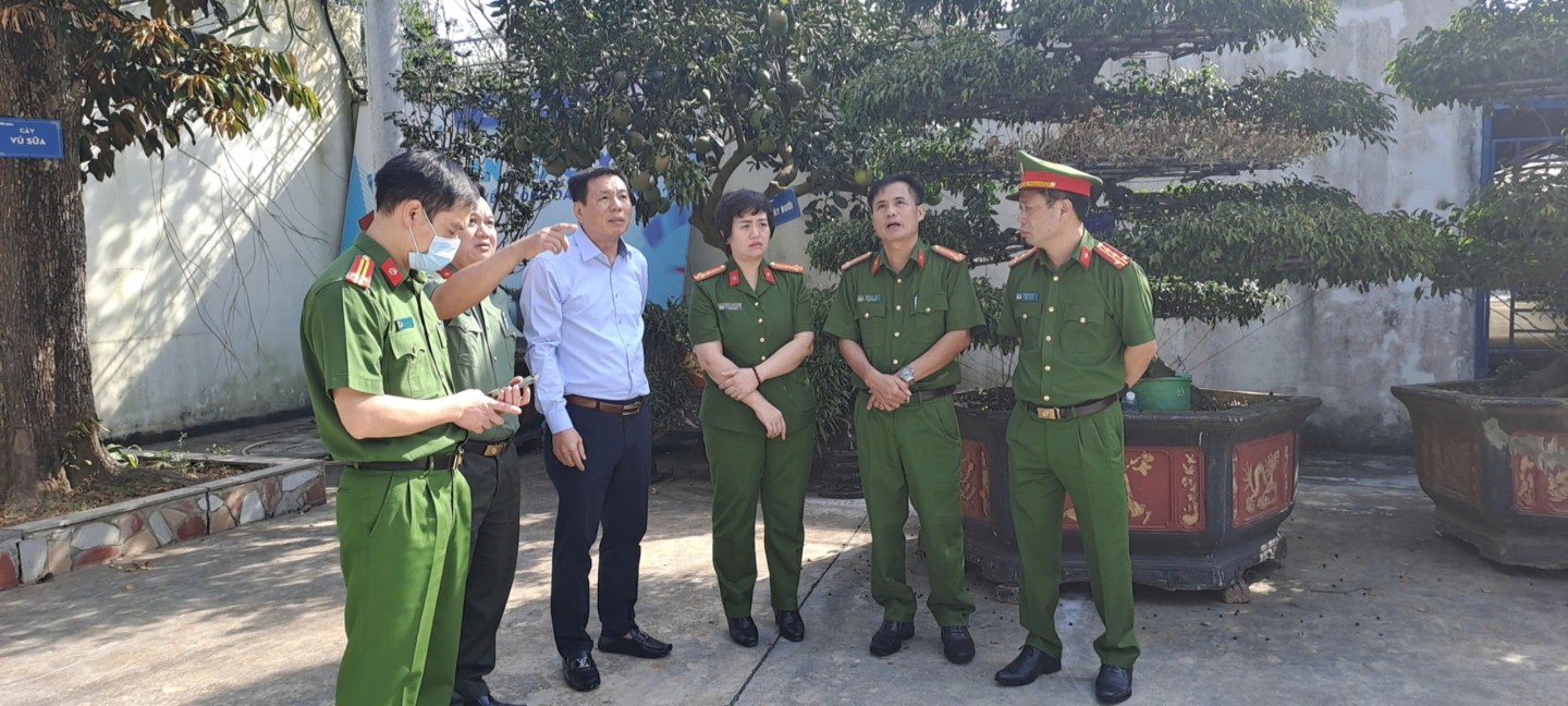 Lãnh đạo UBND thành phố cùng lãnh đạo Công an tỉnh và Công an thành phố có mặt tại hiện trường vụ cháy để kịp thời chỉ đạo khắc phục.