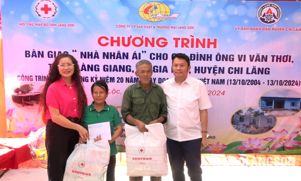 Bàn giao nhà nhân ái cho hộ có hoàn cảnh khó khăn tại huyện Chi Lăng