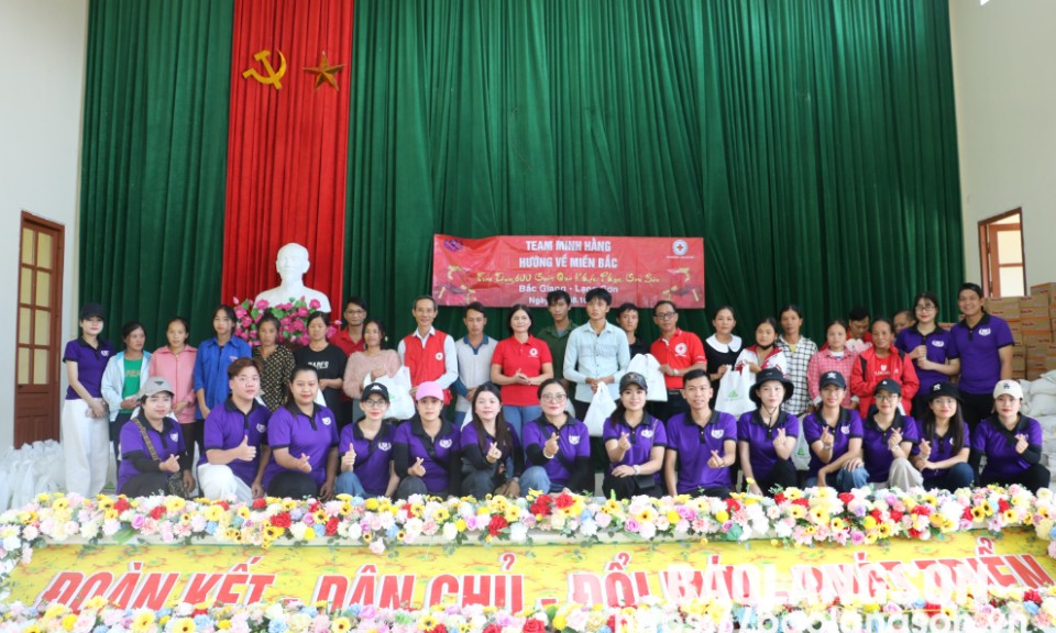 Hội Chữ thập đỏ tỉnh phối hợp tặng 200 suất quà cho người dân bị thiệt hại do bão số 3 tại huyện Bắc