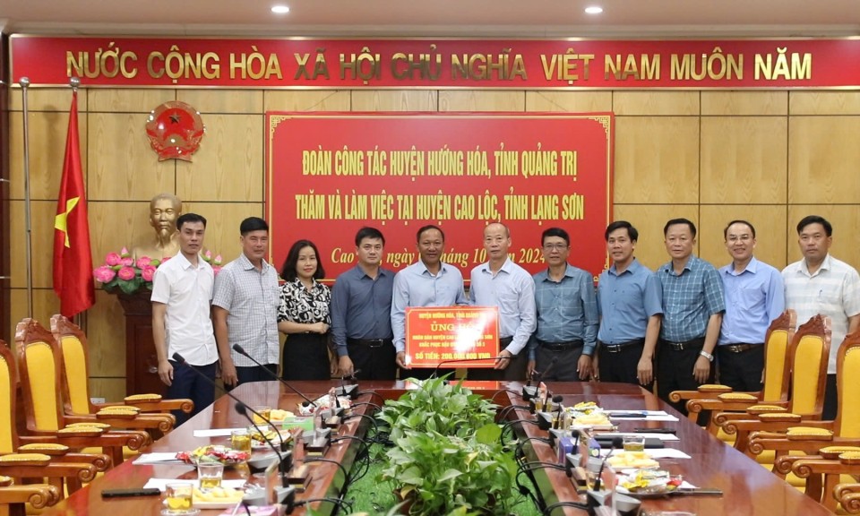 Huyện Hướng Hóa (tỉnh Quảng Trị) hỗ trợ huyện Cao Lộc 200 triệu đồng khắc phục hậu quả bão số 3