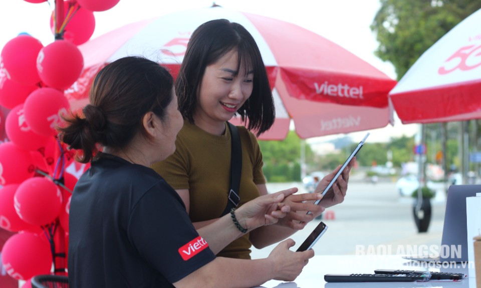 Viettel Lạng Sơn triển khai gian hàng trải nghiệm các dịch vụ 5G