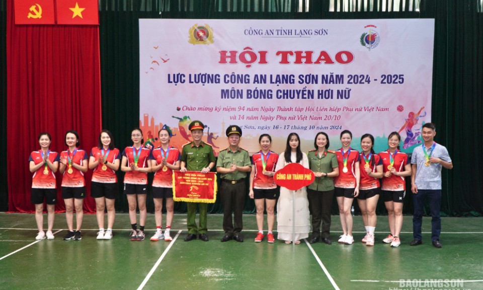 Hơn 100 vận động viên tham gia hội thao lực lượng  Công an Lạng Sơn môn bóng chuyền hơi nữ