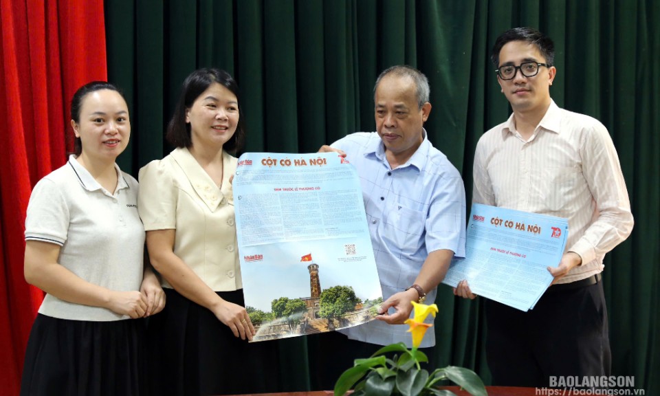 Văn phòng đại diện Báo Nhân Dân tại Lạng Sơn tặng bạn đọc, học sinh 4.500 ấn phẩm đặc biệt “Cột cờ Hà Nội