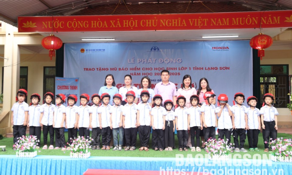 Trao tặng 13.722 mũ bảo hiểm cho học sinh lớp 1 tỉnh Lạng Sơn năm học 2024-2025