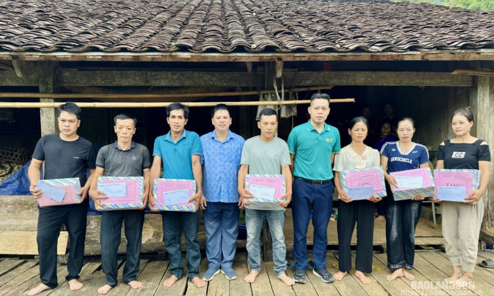 Tặng quà 13 hộ dân khu dân cư Lân Nóng, thôn Loi, xã Yên Sơn (Hữu Lũng) khắc phục hậu quả cơn bão số