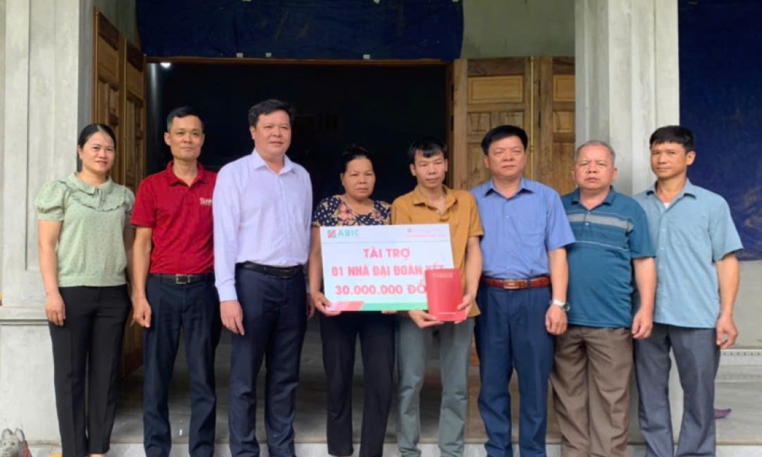 Trao kinh phí hỗ trợ xây dựng nhà đại đoàn kết cho hộ nghèo tại xã An Sơn, huyện Văn Quan