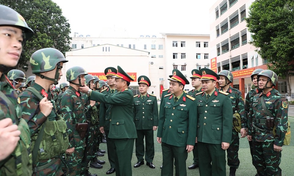 Rèn cán trước, luyện quân sau