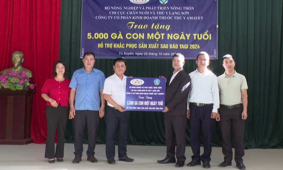 Trao tặng 5.000 con gà giống cho các hộ dân bị ảnh hưởng bởi cơn bão số 3 trên địa bàn huyện Văn Quan