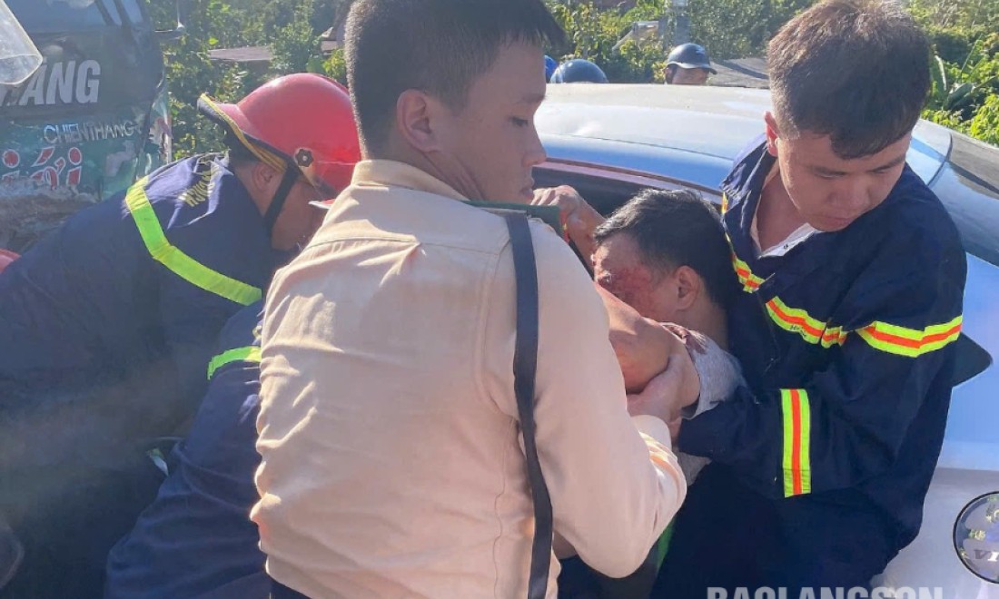 Cứu người mắc kẹt trong xe ô tô do tai nạn