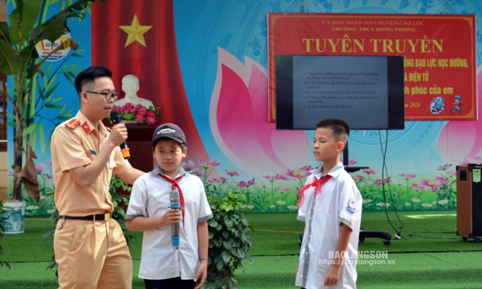 Cao Lộc: Nỗi lo mất an toàn tại các cổng trường gần đường giao thông