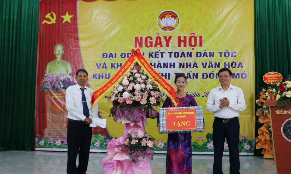 vận Tỉnh uỷ dự ngày hội đại đoàn kết toàn dân tộc tại khu dân cư Ga Nam, thị trấn Đồng Mỏ, huyện Chi Lăng