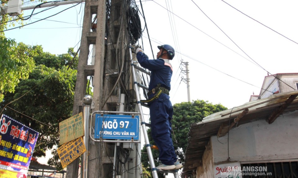 Thành phố Lạng Sơn: Chỉnh trang cáp viễn thông, cáp truyền hình theo phản ánh của cử tri và đại
