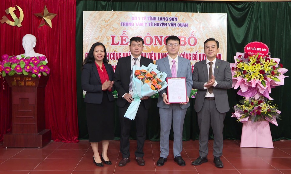 Công bố quyết định công nhận bệnh viện hạng II đối với Trung tâm Y tế huyện Văn Quan