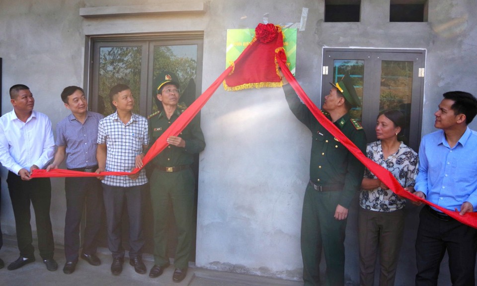Đồn Biên phòng Tân Thanh bàn giao nhà cho gia đình có hoàn cảnh đặc biệt khó khăn tại xã Tân Mỹ