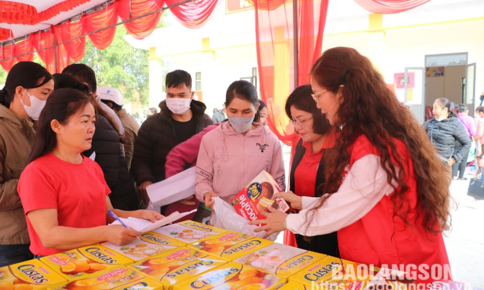 Trao 400 suất quà cho hộ nghèo trên địa bàn huyện Văn Lãng tại Chợ Nhân đạo năm 2024