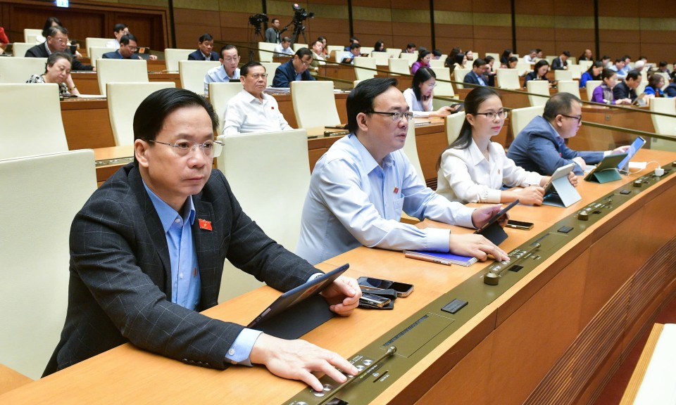 Quốc hội tỉnh góp ý kiến vào dự án Luật Quản lý và đầu tư vốn  Nhà nước tại doanh nghiệp; biểu quyết thông