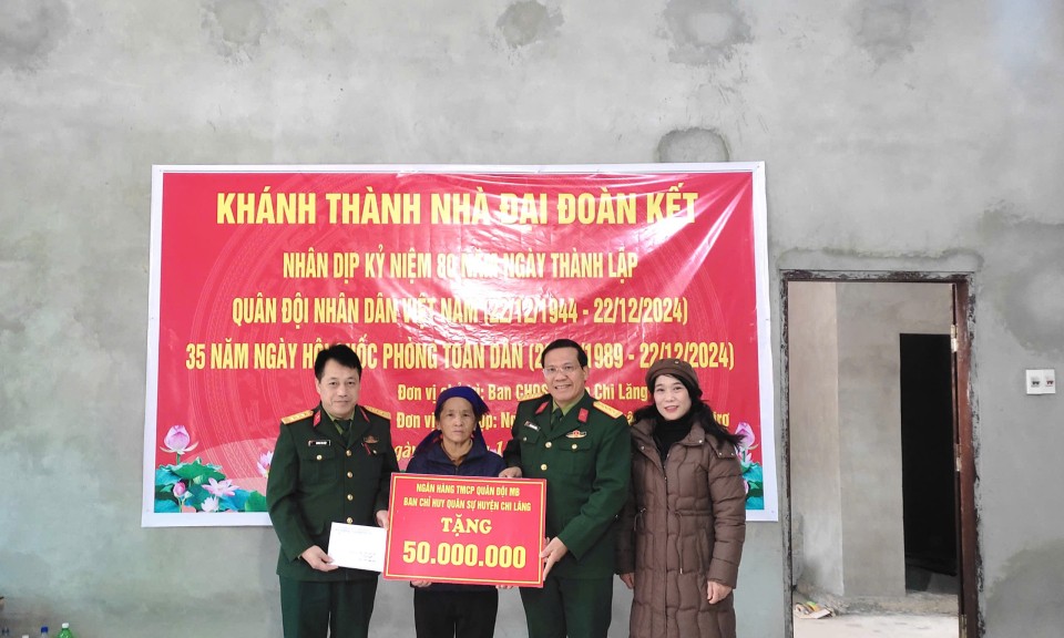 Bộ Chỉ huy Quân sự tỉnh bàn giao nhà đại đoàn kết cho hộ nghèo trên địa bàn huyện Chi Lăng