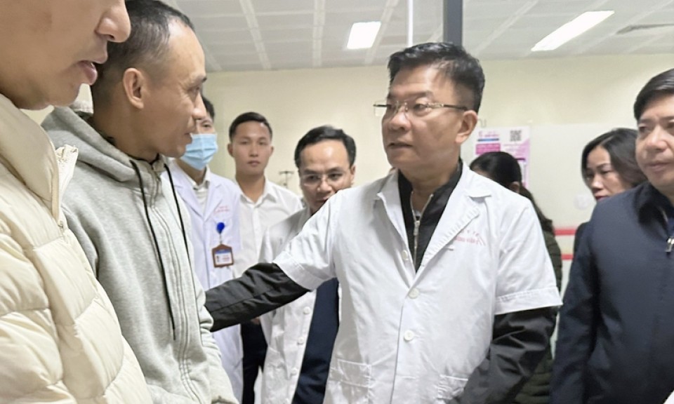 Phó Thủ tướng Lê Thành Long kiểm tra hiện trường, thăm hỏi nạn nhân vụ cháy quán cà phê tại Hà Nội