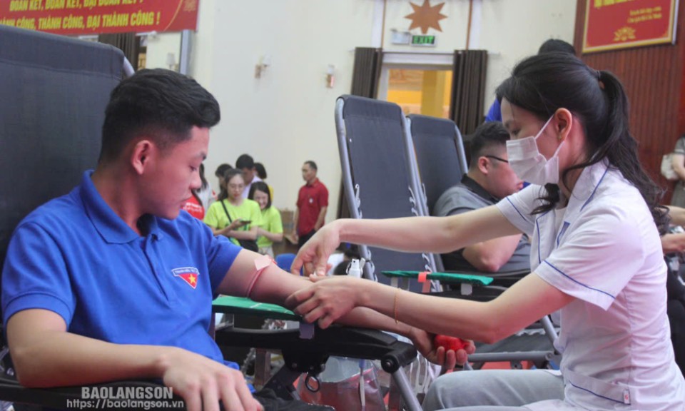 Thanh niên Lạng Sơn xung kích tham gia hiến máu tình nguyện