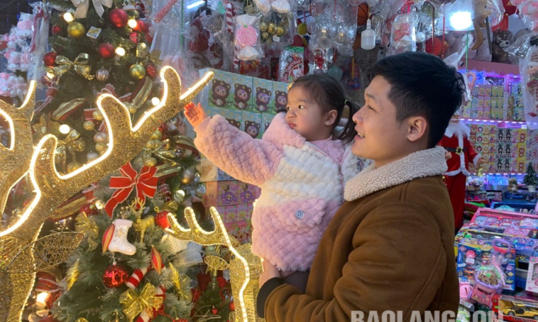 Thị trường đồ trang trí Noel: Mẫu mã đa dạng, sức mua tăng