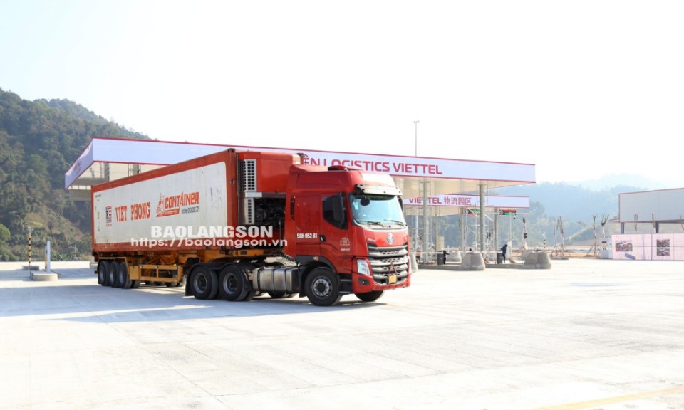 Lô hàng hóa đầu tiên được làm thủ tục xuất khẩu tại Công viên logistics Viettel Lạng Sơn