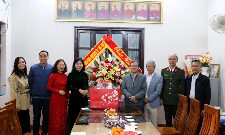 Đoàn công tác thành phố Lạng Sơn thăm, chúc mừng Giáo xứ Ngạn Sơn nhân dịp Lễ Giáng sinh 2024