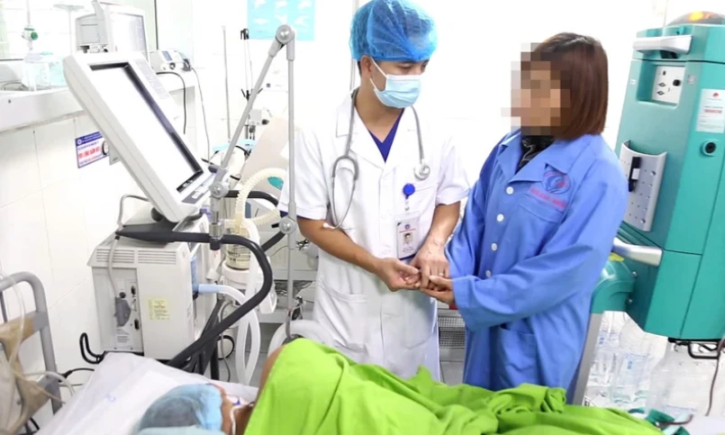 Gia đình 2 người bệnh chết não hiến tạng của người thân để hồi sinh cho 12 cuộc đời