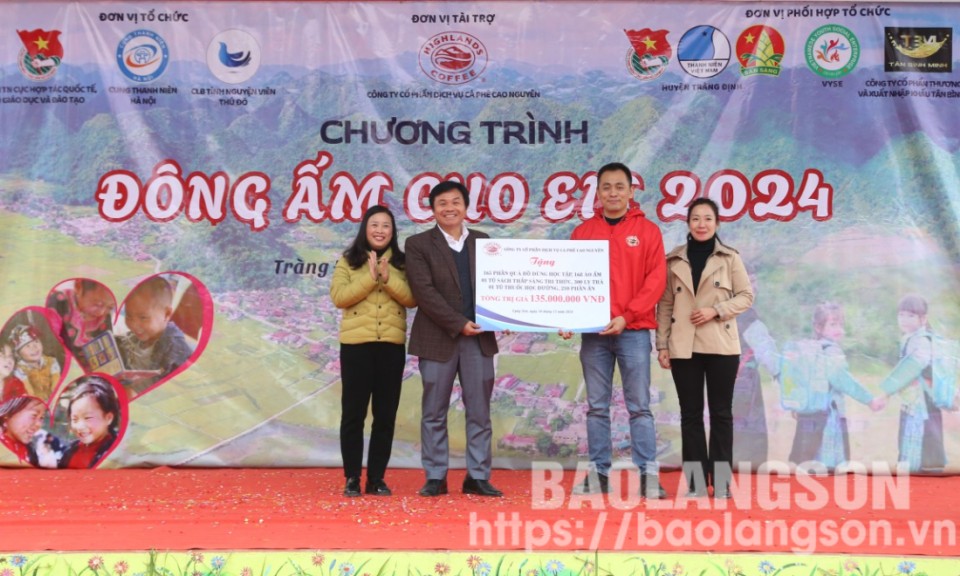 Tặng hơn 400 phần quà, suất ăn cho học sinh tại Trường Phổ thông dân tộc bán trú Tiểu học – THCS xã Trung