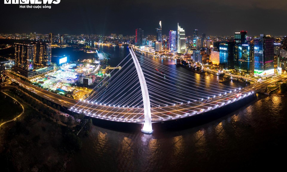 Ngắm cầu Ba Son rực rỡ ánh đèn, hút khách check-in trước thềm năm mới 2025
