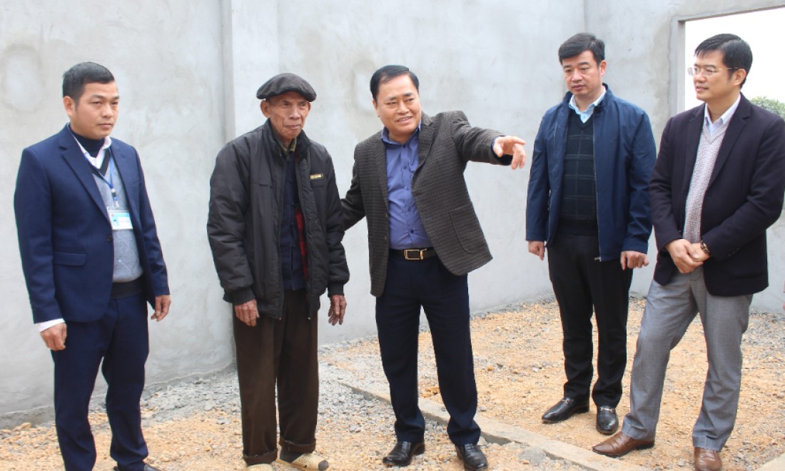 tịch UBND tỉnh kiểm tra tình hình thực hiện chương trình hỗ trợ xóa nhà tạm, nhà dột nát tại huyện Bình