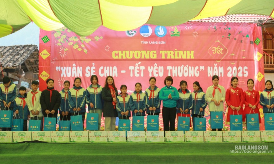 Tỉnh đoàn Lạng Sơn tổ chức chương trình “Xuân sẻ chia - Tết yêu thương” tại xã Yên Lỗ, huyện Bình