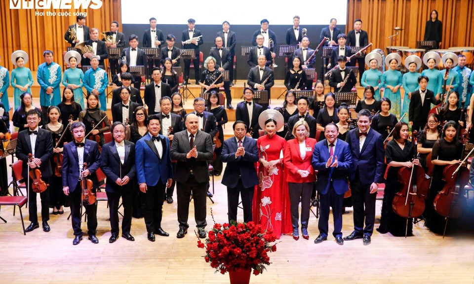 Thủ tướng Phạm Minh Chính cùng Thủ tướng Nga thưởng thức hòa nhạc