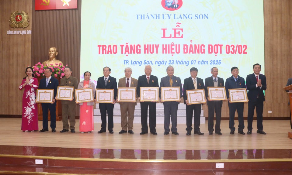 Thành ủy Lạng Sơn trao 136 huy hiệu Đảng đợt 3/2/2025