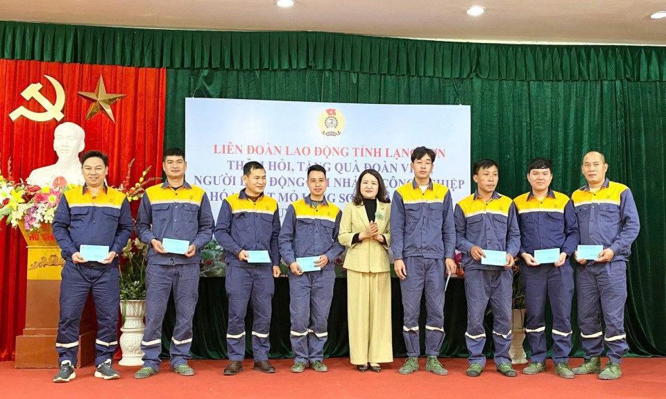 Liên đoàn Lao động tỉnh chúc tết, tặng quà tại các doanh nghiệp nhân dịp Tết Nguyên đán Ất Tỵ 2025