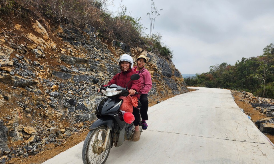 Người dân Điềm He vui trên con đường mới