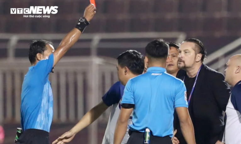Trọng tài sai rành rành vẫn được khen đúng, V.League phải học Ngoại Hạng Anh