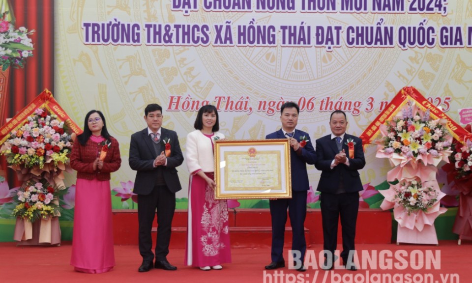 Xã Hồng Thái, huyện Văn Lãng đón bằng công nhận đạt chuẩn nông thôn mới