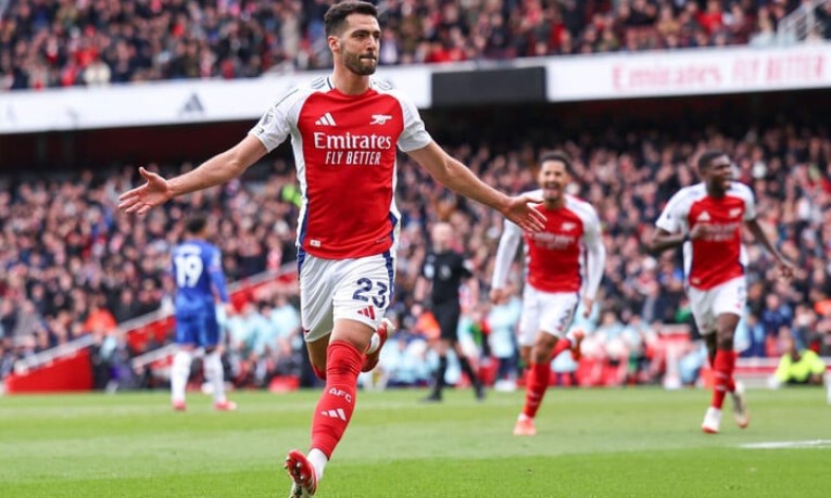 Đánh bại Chelsea, Arsenal vẫn kém xa Liverpool